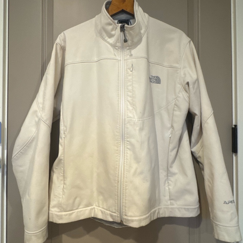 The North Face white jacket
Vintage
Women’s XL - tighter fit